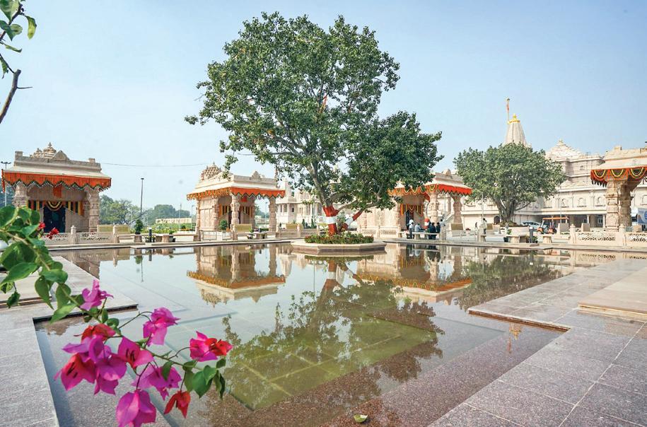 Devotees reach RamTemple ahead of flag hoisting ceremony today