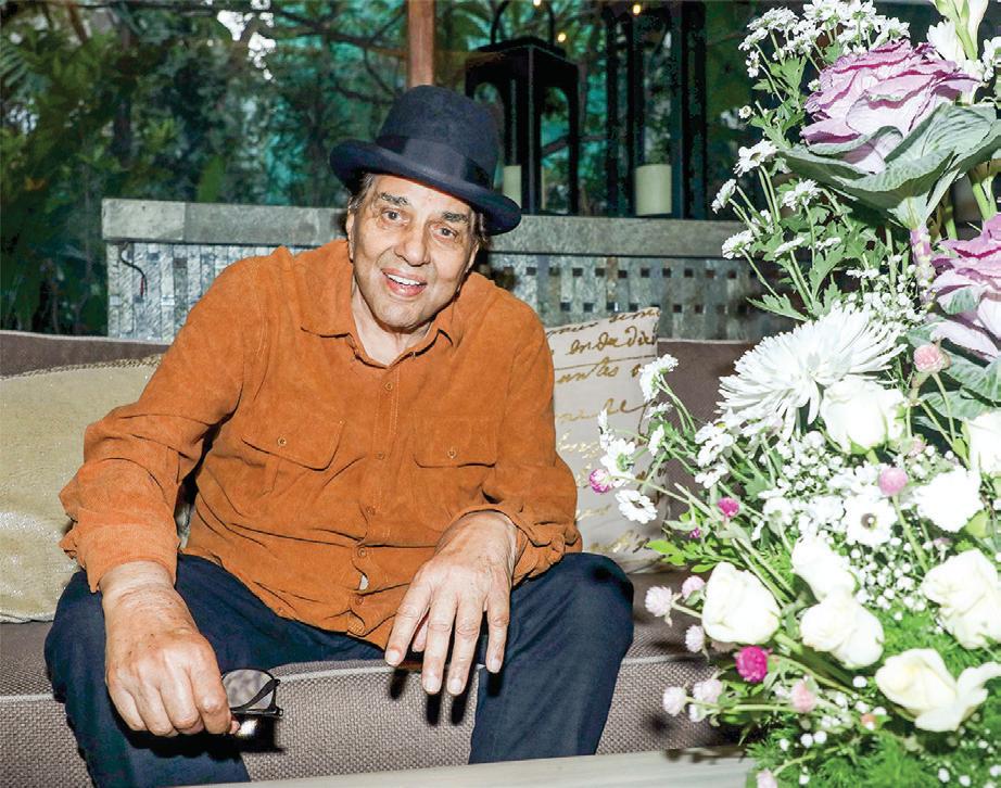FILM INDUSTRY PAYS HEARTFELT TRIBUTE TO DHARMENDRA