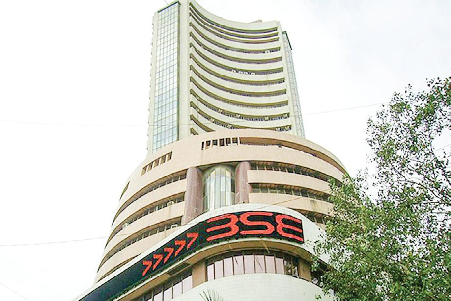 Indian stock indices decline, analysts point to profit booking