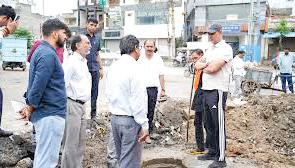 Ravinder Indraj Singh orders cleanup drive, action on encroachments in Rohini-D