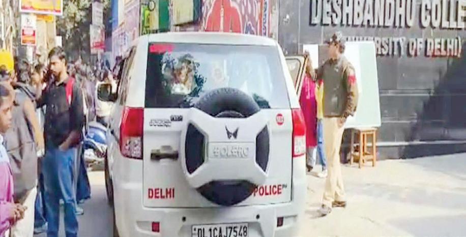 "Fear everywhere", says Deshbandhu College student after bomb threat email