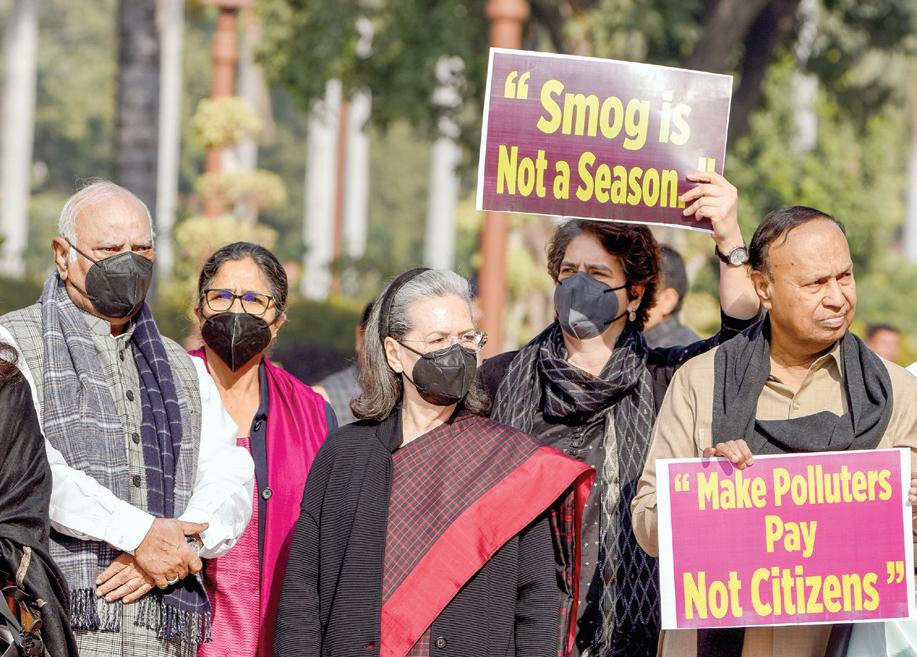 Sonia, Priyanka slam Centre as NCR air worsens