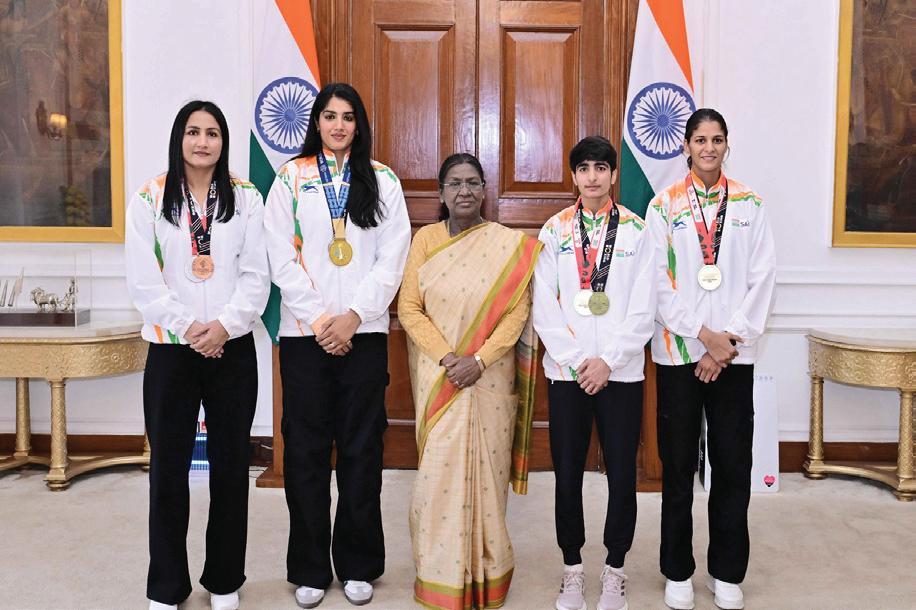 Prez Murmu honours Indian women boxers for Liverpool triumphs