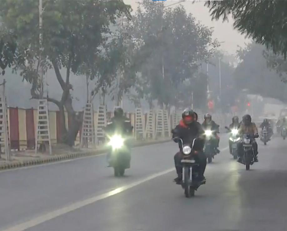 DELHI-NCR AIR QUALITY IMPROVES SLIGHTLY, LAYER OF SMOG COVERS CITY