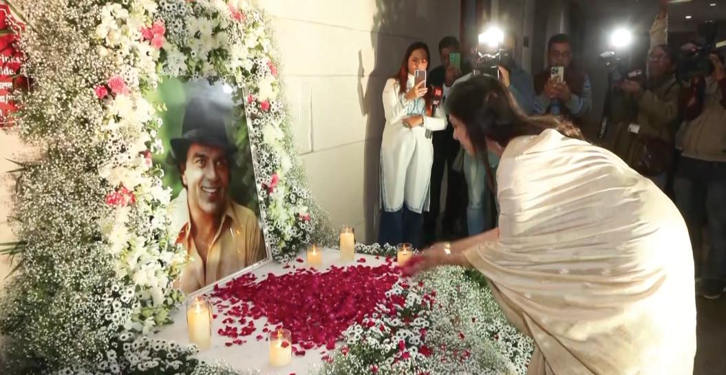 HEMA MALINI HOSTS DELHI PRAYER MEET FOR DHARMENDRA