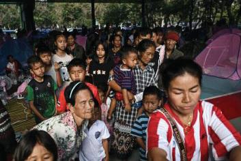 Thai citizens urged to leave Cambodia as border clash grinds on