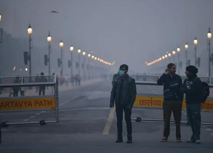 DELHI CHOKES UNDER AQI 497, RESIDENTS REPORT BREATHING ISSUES
