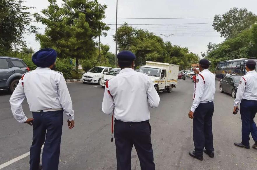 Delhi Police roll out winter safety plan for traffic staff