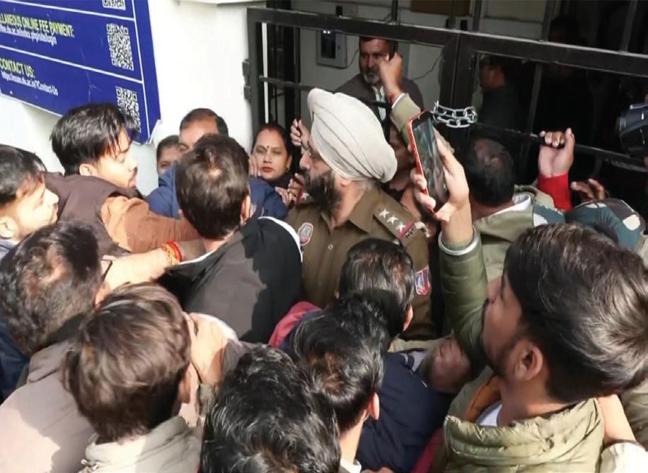 ABVP members try to get into DU Arts Faculty office; jostle with police during protest
