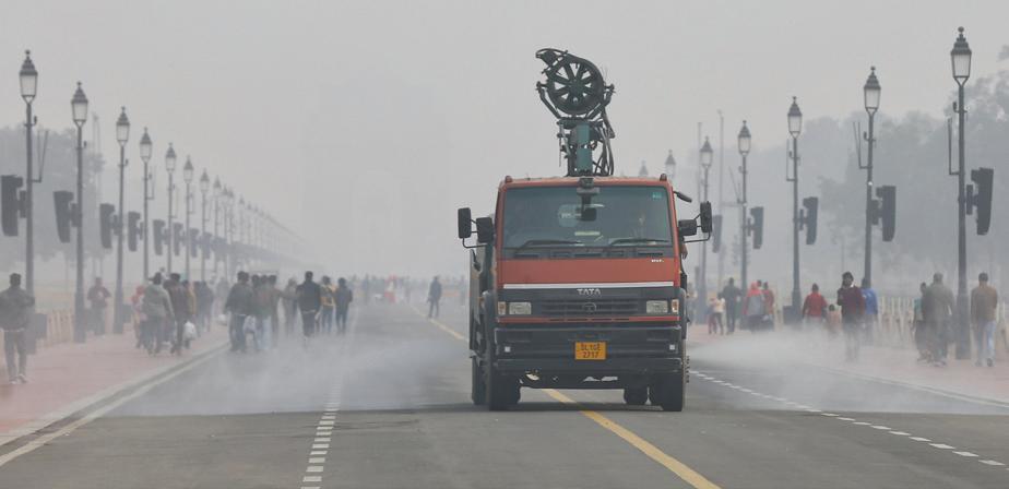 Cold, smog and toxic air grip Delhi as pollution peaks