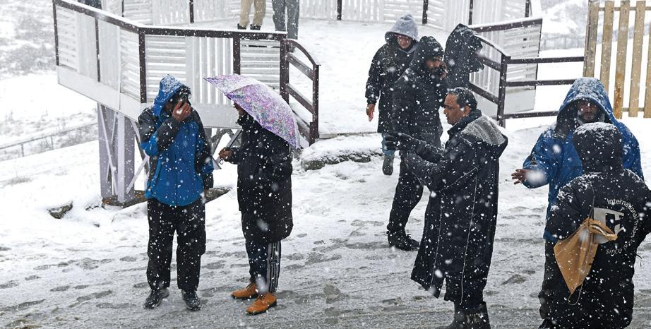 Kashmir's first heavy snowfall revives tourism hopes