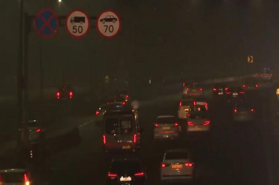 Delhi wakes up to layer of fog as AQI remains in 'poor' category, flights delayed at IGI Airport