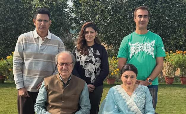 Kher reunites with OG 'Khosla ka Ghosla' cast