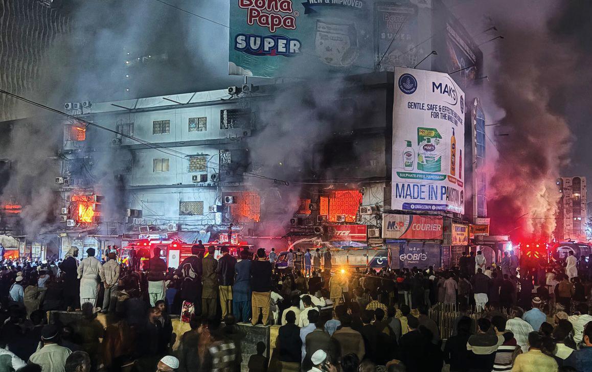 SIX KILLED AS FIRE ENGULFS KARACHI SHOPPING PLAZA