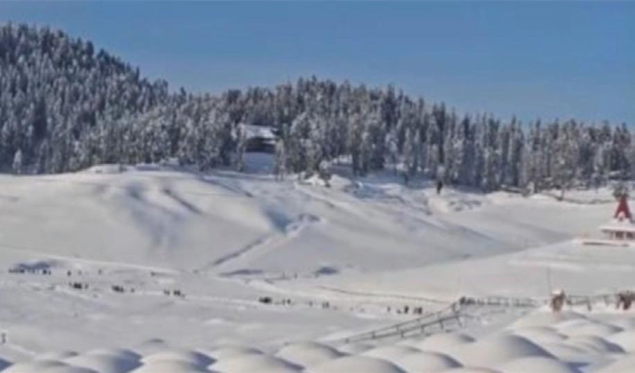 Fresh snowfall transforms Gulmarg, Bani village