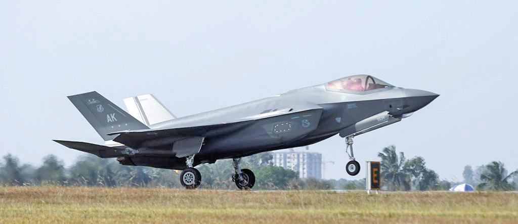US warns of fighter jets in Canadian airspace if F-35 deal falters