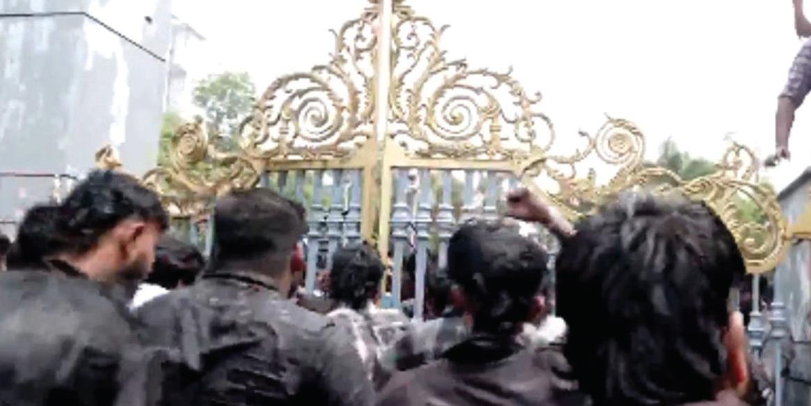 Kerala University: SFI protestors clash with police, enter campus over Youth Festival funds