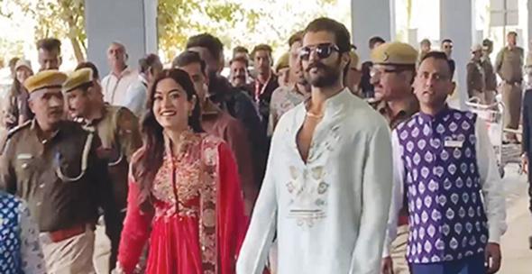 NEWLYWEDS: VIJAY DEVERAKONDA & RASHMIKA MANDANNA GREET FANS