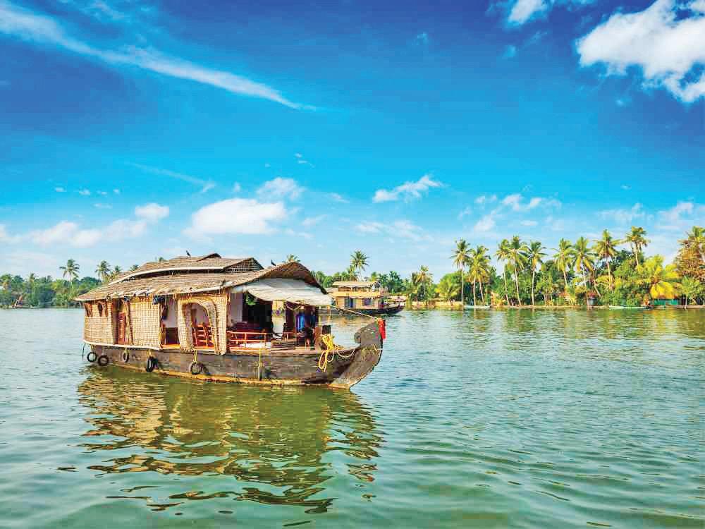 KERALA BACKWATERS: EXPLORE CANALS, CULTURE, AND CALM