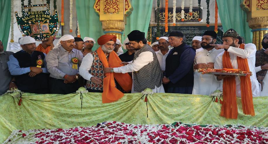 Delhi LG offers ‘Chadar’ at Khwaja Qutbuddin Bakhtiyar Kaki dargah in Mehrauli