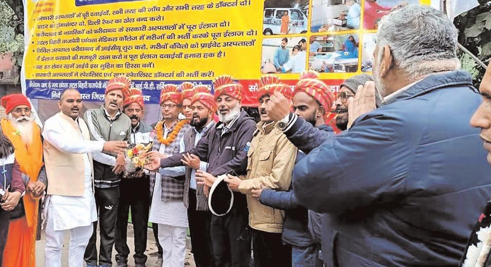धरने के 40वें दिन रैफर मुक्त फरीदाबाद संघर्ष समिति के 11 सदस्यों ने सिर मुंडवाकर, रोष जताया