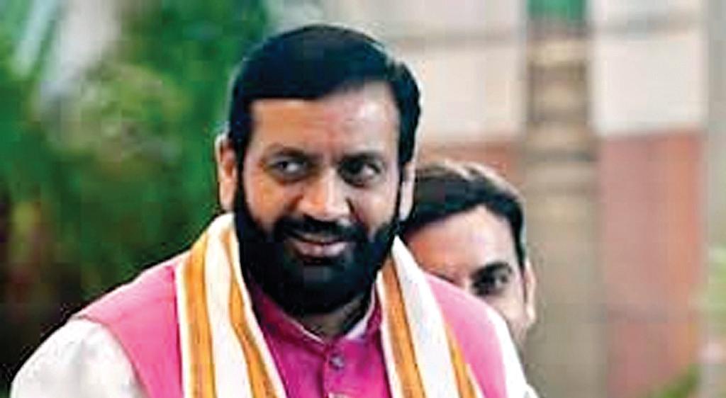 एक हुनर है चुप रहने का, एक ऐब है मुंह पे कह देने का