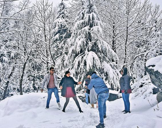 बारिश व बर्फबारी के बाद हिमाचल प्रदेश से राजस्थान तक बढ़ी ठंड