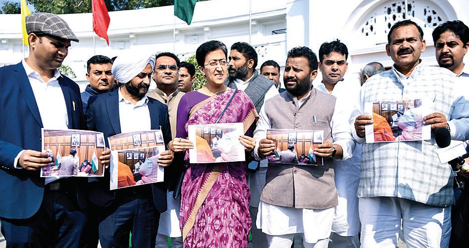 बाबा साहेब अम्बेडकर और भगत सिंह की तस्वीर हटाने पर मचा बवाल, आप ने भाजपा को दलित विरोधी बताया