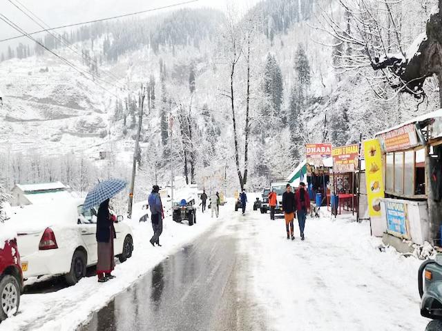 हिमाचल के नारकंडा और अटल टनल में हिमपात, राज्य में 3 दिन का अलर्ट
