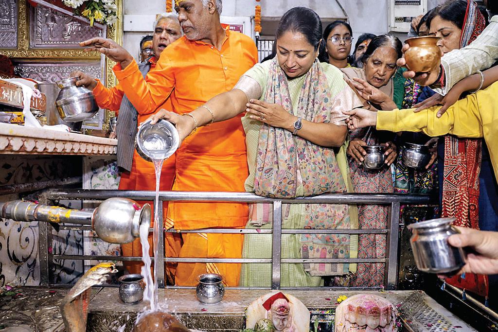 महाशिवरात्रि के अवसर पर गौरी शंकर मंदिर पहुंचीं दिल्ली की सीएम रेखा गुप्ता, पूजा-अर्चना की