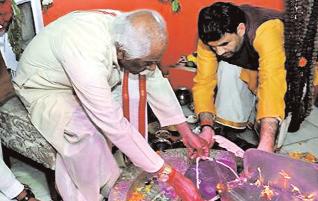 राज्यपाल ने सकेतड़ी मंदिर में पूजा अर्चना कर प्रदेशवासियों के लिए सुख, समृद्धि और खुशहाली की कामना की