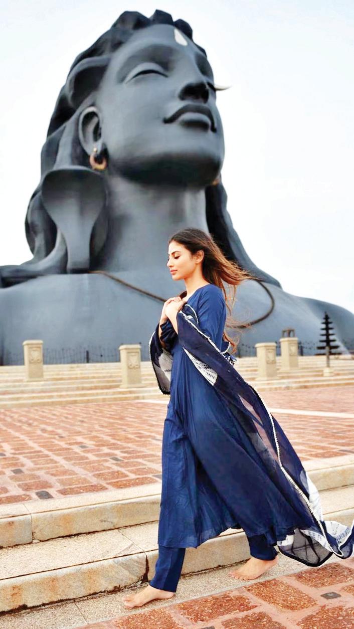 मौनी रॉय ने महाशिवरात्रि पर अपनी आध्यात्मिक यात्रा की झलकियां शेयर कीं