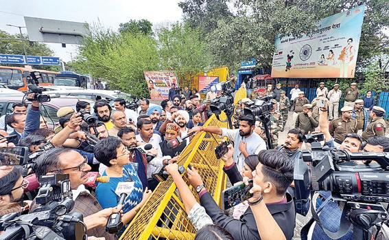 विधानसभा परिसर के बाहर आप विधायकों का प्रदर्शन