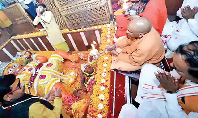 सीएम योगी ने सफाईकर्मियों के साथ खाया खाना