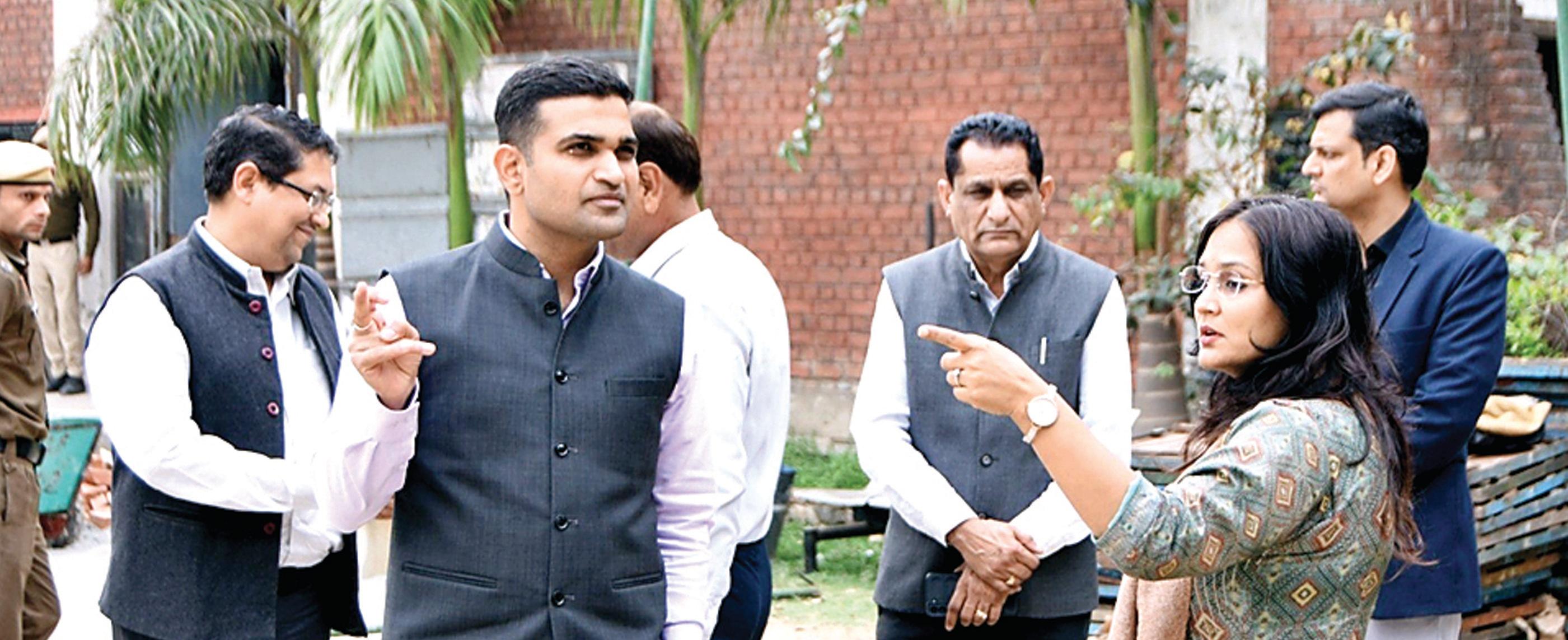उपायुक्त विक्रम सिंह ने नगर निगम चुनाव के लिए स्थापित स्ट्रांग रूम का किया निरीक्षण