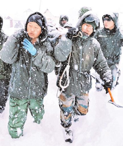 कुबेर पर्वत से गिरा बर्फ का पहाड़ रेस्कयू में बाधा बन रही बारिश