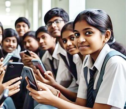 दिल्ली हाईकोर्ट का फैसला: स्कूल में छात्र लेकर जा सकते हैं स्मार्टफोन