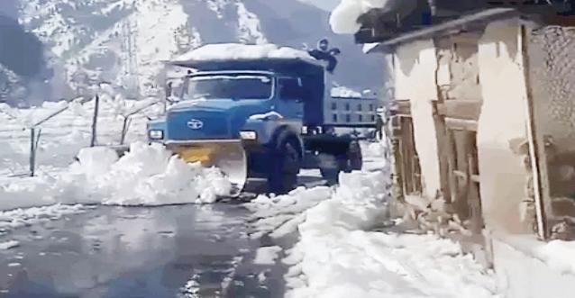 पहाड़ी राज्यों में बर्फबारी के बाद सर्द हवाओं ने मैदानी इलाकों में बढ़ाई ठंड