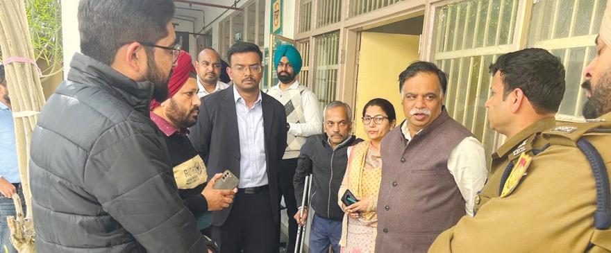 युद्द नशों विरूध: डवीजनल कमिशनर दलजीत मांगट की तरफ से नशा छुड़ाऊ केंद्र का दौरा