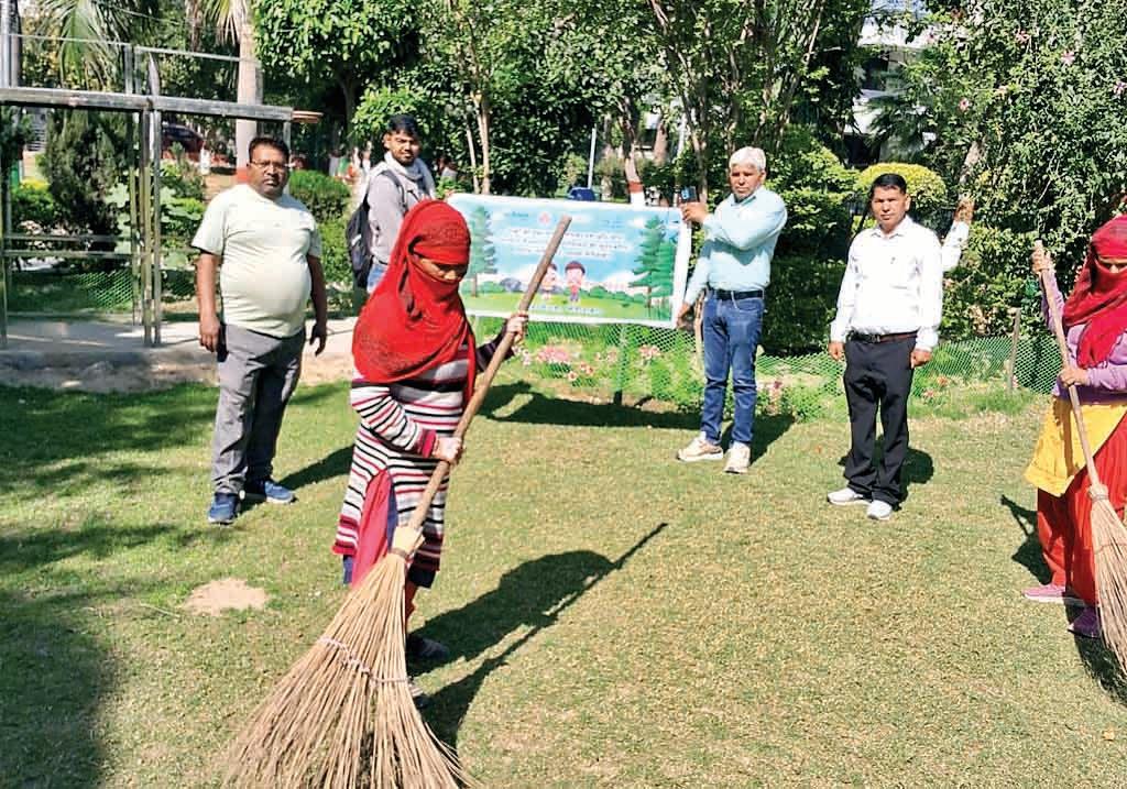 महिला सफाई मित्रों ने अभियान में कार्य कर मनाया महिला दिवस, आमजन को दिया स्वच्छता का संदेश