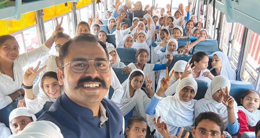 उपायुक्त नूंह विश्राम कुमार ने शिक्षक, विद्यार्थियों संग बस में सवार होकर की अपनी भ्रमण यात्रा