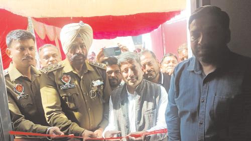 'मां अन्नपूर्णा रसोई का उद्घाटन डीएसपी सुनाम हरविंदर सिंह खैहरा, थाना प्रमुख प्रतीक जिंदल और डॉ. राजीव जिंदल ने किया