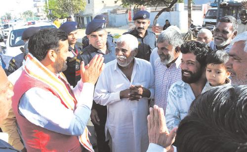 मुख्यमंत्री की सादगी और अपनेपन के कायल हुए लोग