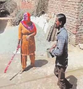 हरियाणा में होली पर महिलाएं कोरडों से पीटती है पुरुषों को