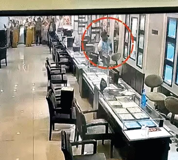 तनिष्क शोरूम से 25 करोड़ के गहने लूटकर भागे बदमाश, 2 को पुलिस ने मारी गोली