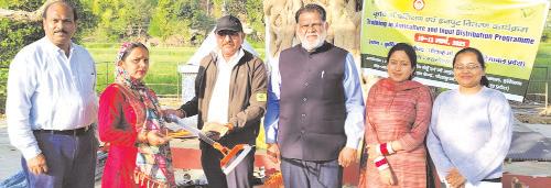प्रधान वैज्ञानिक डॉ. सत्यवीर बाजवा तथा प्रधान वैज्ञानिक व एचओडी डॉ. पंकज मित्तल की टीम ने किसानों को दिया प्रशिक्षण