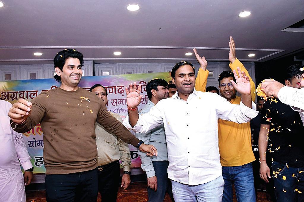 सभी कुछ भूला एक मंच पर पक्ष-विपक्ष और प्रतिद्वंदी ने एक साथ में मनाई होली