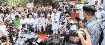 जंतर-मंतर पर एआईएमपीएलबी का जमकर विरोध प्रदर्शन, ओवैसी बोले-वक्फ संशोधन बिल अराजकता फैलाने वाला