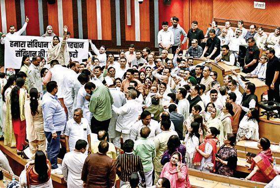दिल्ली नगर निगम सदन में जोरदार हंगामा, भाजपा पार्षदों ने बजट की प्रतियां फाड़कर हवा में उछालीं