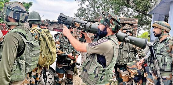 एके-47 लेकर तलाश अभियान का नेतृत्व कर रहे डीजीपी